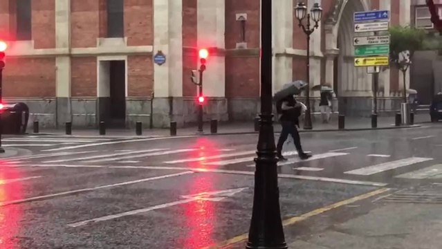 La lluvia vuelve a Bilbao tras días de temperaturas veraniegas