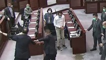 홍콩 입법회, 중국 국가(國歌)  모독 처벌법 통과...야당 '오물 투척' 반발 / YTN