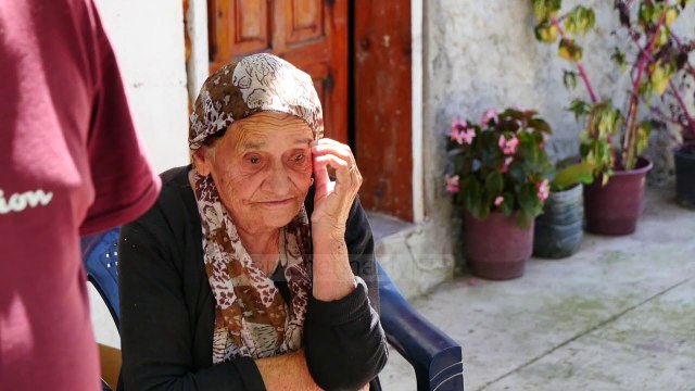 Sakrifica e prindërve/ Të moshuarit kujdesen për 3 djemtë invalidë në Lushnje