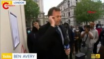 İngiltere'de protestolardaki gelişmeleri aktaran gazeteciye canlı yayında saldırı