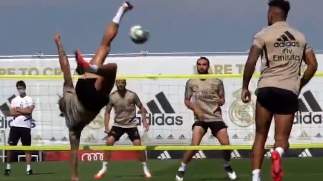 La belle bicyclette de Sergio Ramos à l'entraînement du Real Madrid