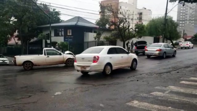 Carros se envolvem em acidente na Rua Minas Gerais