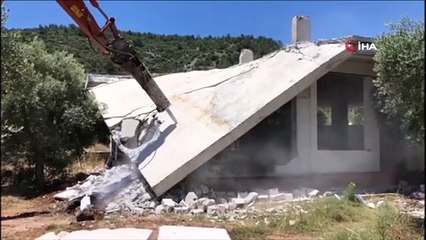 Molla İbrahim Koyu'nda bulunan kaçak yapı yıkıldı