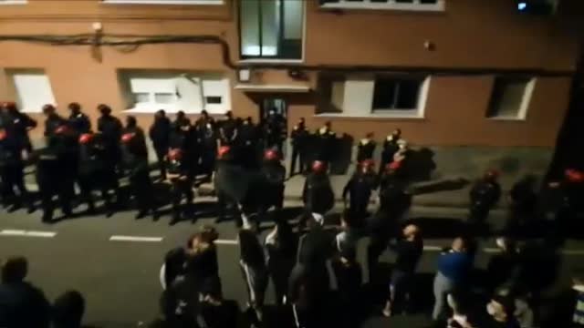 La presión vecinal obliga a la Ertzaintza a desalojar una vivienda ocupada