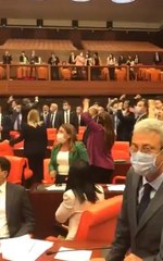 Kararın ardından Meclis'te sloganlar