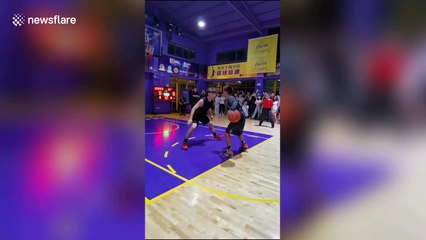 One-armed teenager shows off impressive basketball skills in China