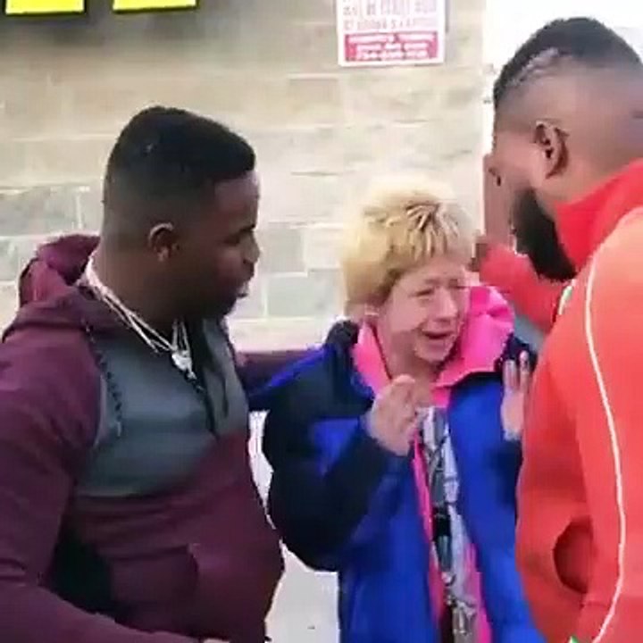 Deux frères viennent en aide à une femme  qui avait du mal à payer son essence et qui venait de perdre son mari.