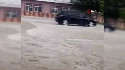 Tokat'ta dolu ve sağanakı etkili oldu, caddeler sokaklar göle döndü