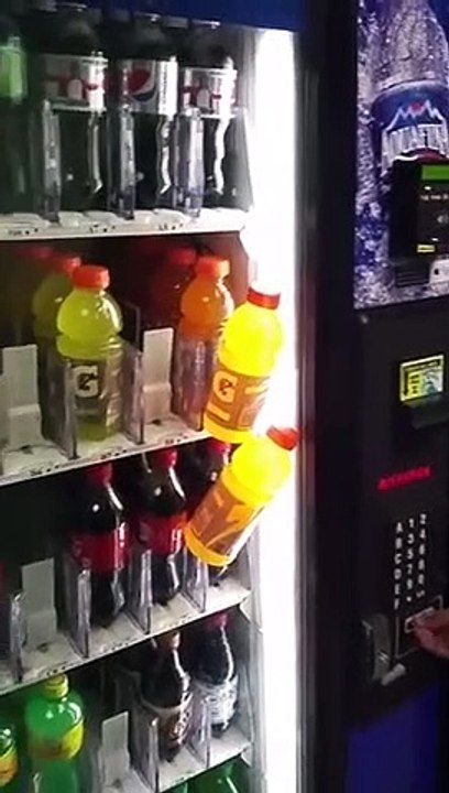 Il réussit à coincer 3 bouteilles dans le distributeur... pas de chance