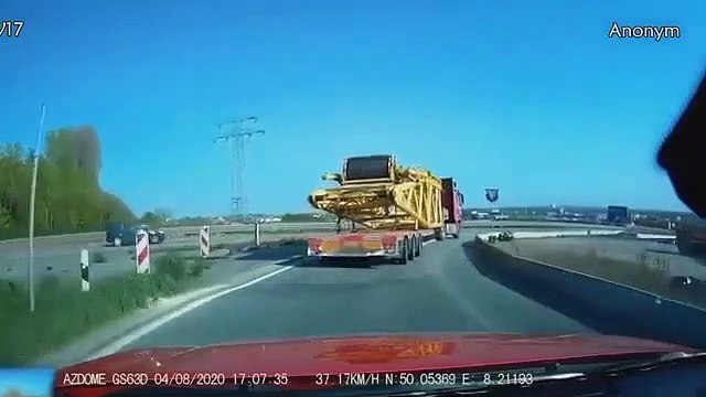 Ce camion perd son chargement en pleine route, un gros chargement