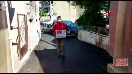 Yeni doğan bebeğini ve eşini balkondan görüyor