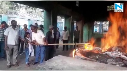 Sambhal- 9 साल की राशी ने स्थानीय लोगों से मदद लेकर किया अपने मृत पिता का अंतिम संस्कार