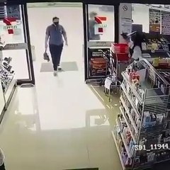 Funcionária baralha-se e desinfeta olhos de cliente com spray desinfetante