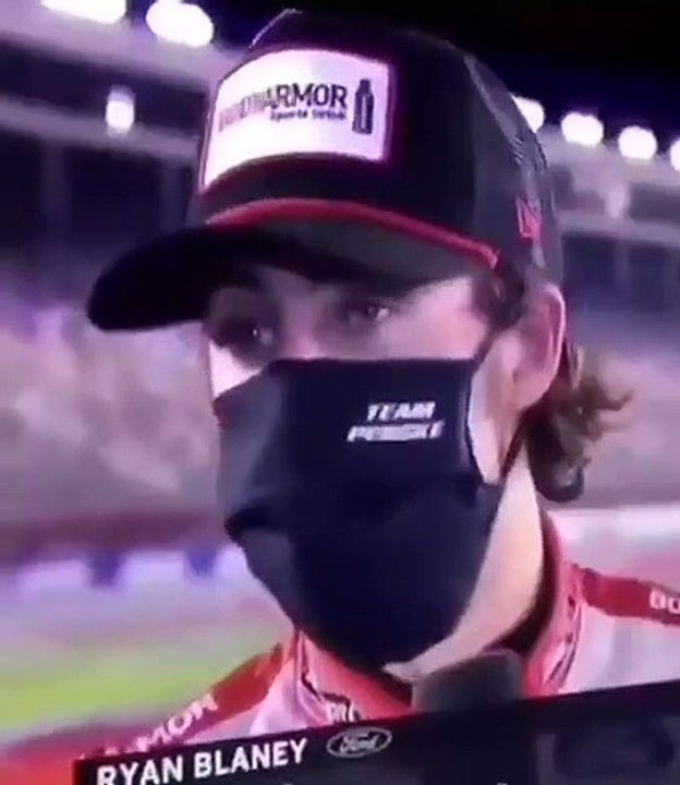 Durante flash interview piloto esquece-se que tem máscara e protagoniza momento insólito