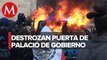 Manifestantes destrozan puerta de Palacio de Gobierno en Jalisco