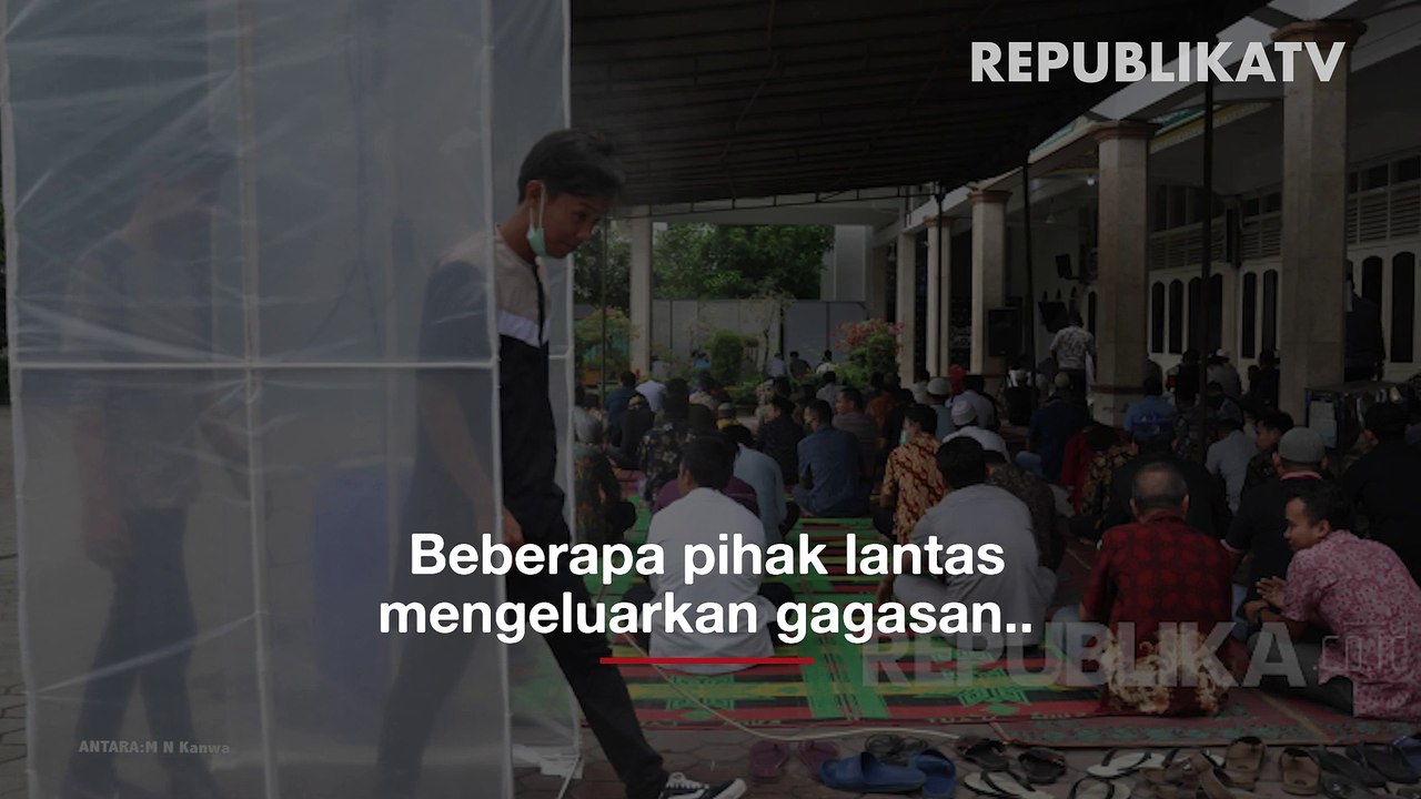 Jemaah menggunakan masker usai melaksanakan shalat jumat di Masjid Istiqlal, Jakarta, Jumat (6/3).