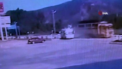 Kamyonun, minibüse çarpma anı kameralara yansıdı