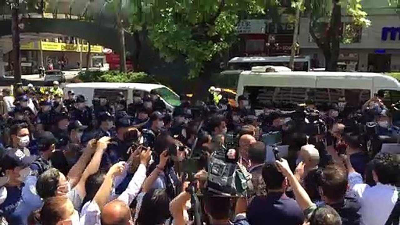 Meclis'ten Kızılay'a yürüyen HDP'li vekillere polis müdahalesi