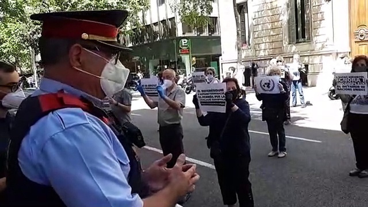 Els Mossos avisen els manifestants que tallen el trànsit davant de la delegació del govern espanyol