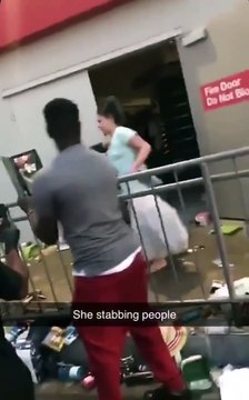 Black Lives Matter: saqueadores 'despedazan' a una mujer en silla de ruedas que intenta evitar los robos con un cuchillo
