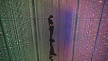 El colectivo de arte digital envolvente TeamLab reabre sus museos en Tokio