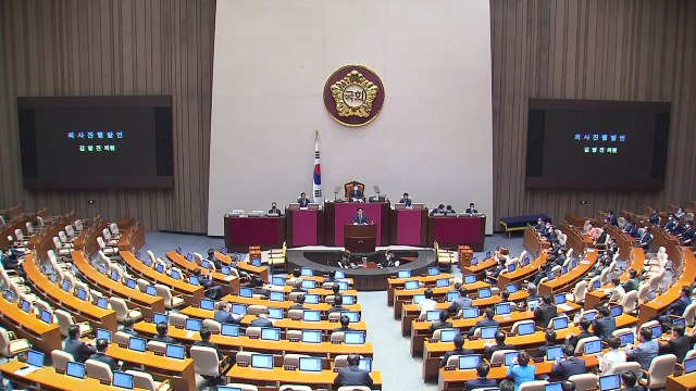 [뉴있저] '거대' 여당, 21대 국회 개원...'속수무책' 통합당, 첫날부터 집단 퇴장 / YTN