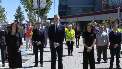 Descargar video: La instituciones guardan un minuto de silencio por las víctimas del Covid en el último día de luto decretado por el Gobierno