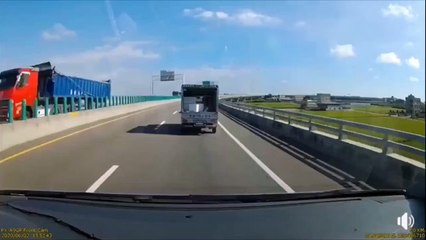 Une mousse en plastique tombe de l’arrière d’un pick-up et revient comme un boomerang.