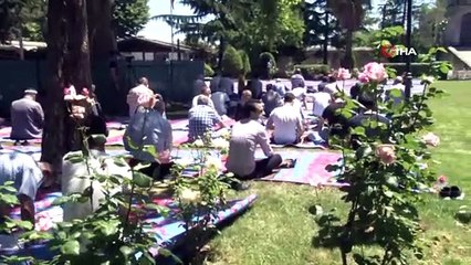 Sultanahmet Meydanı'nda korona virüs tedbirleri kapsamında sosyal mesafeli Cuma namazı