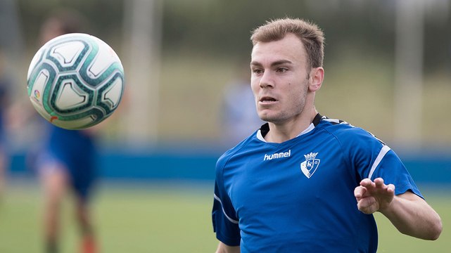 Declaraciones del jugador de Osasuna Toni Lato en las instalaciones de Tajonar