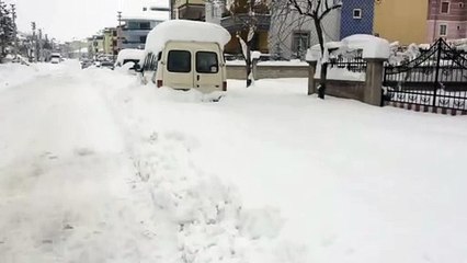 Kar altında kalmış minübüs ve arabalar