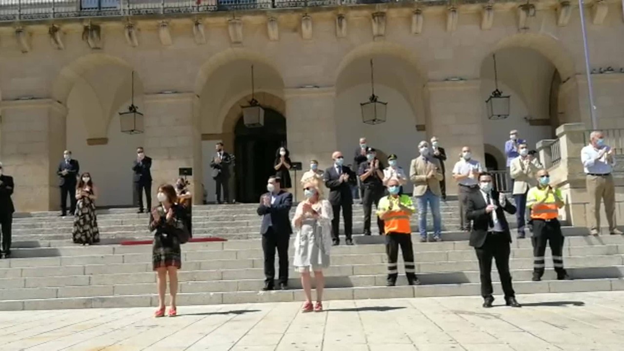 Aplausos en la Plaza Mayor de Cáceres en homenaje a las víctimas del Covid-19