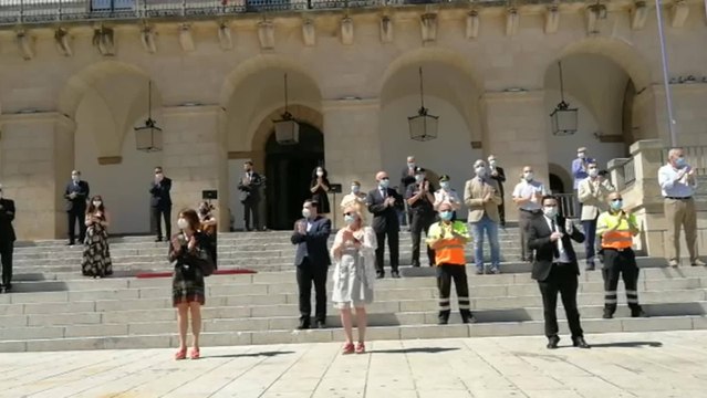 Aplausos en la Plaza Mayor de Cáceres en homenaje a las víctimas del Covid-19
