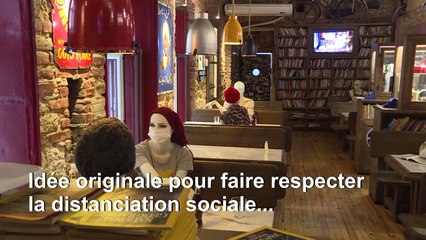 Turquie: pour espacer les clients, des mannequins s'invitent au restaurant