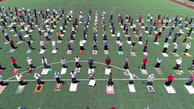 Yüzlerce vatandaş yeşil sahalarda saf tuttu