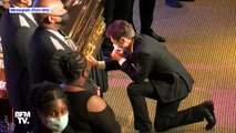 Un genou à terre, le maire de Minneapolis pleure devant le cercueil de George Floyd
