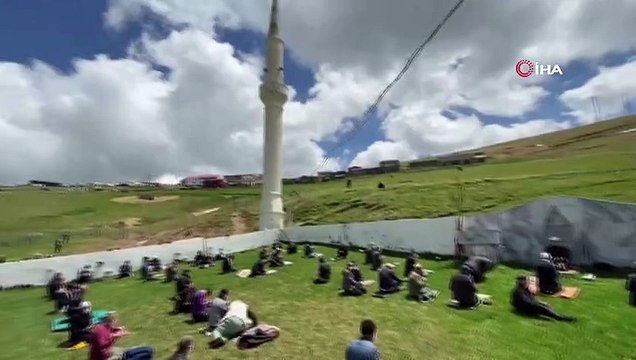 Kadırga Yaylası'ndaki üstü açık camide sosyal mesafeli cuma namazı böyle kılındı