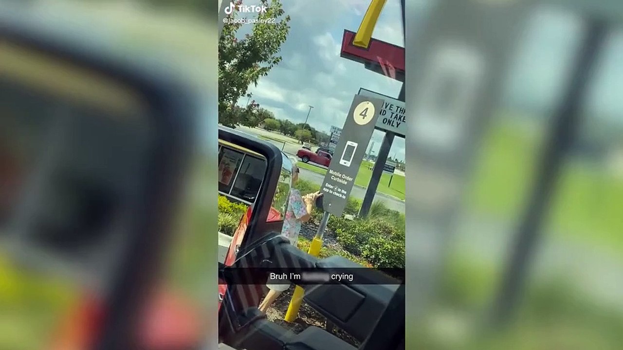 Une grand-mère confond un panneau avec un écran...