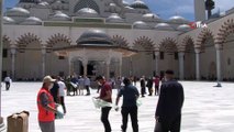 Büyük Çamlıca Camii’nde korona tedbirleriyle Cuma namazı kılındı