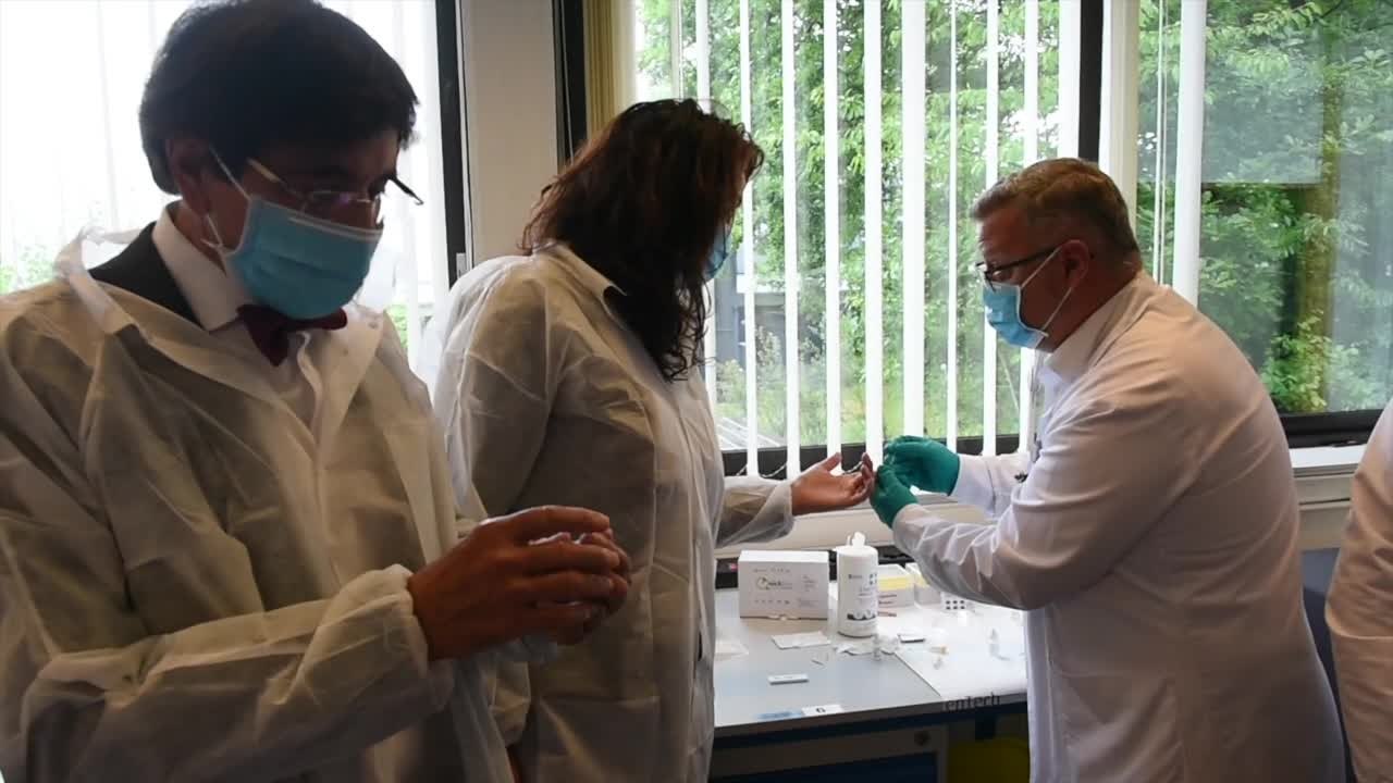 Liège : Elio Di Rupo et Christie Morreale en visite chez Zentech pour les tests de dépistages de la COVID19