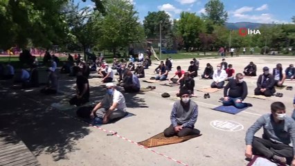 Bolu’da vatandaşlar Cuma namazını parkta kıldı