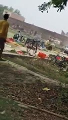 दरोगा ने अपनी सरकारी गाड़ी से बाजार में  सब्जियों को रौंदा