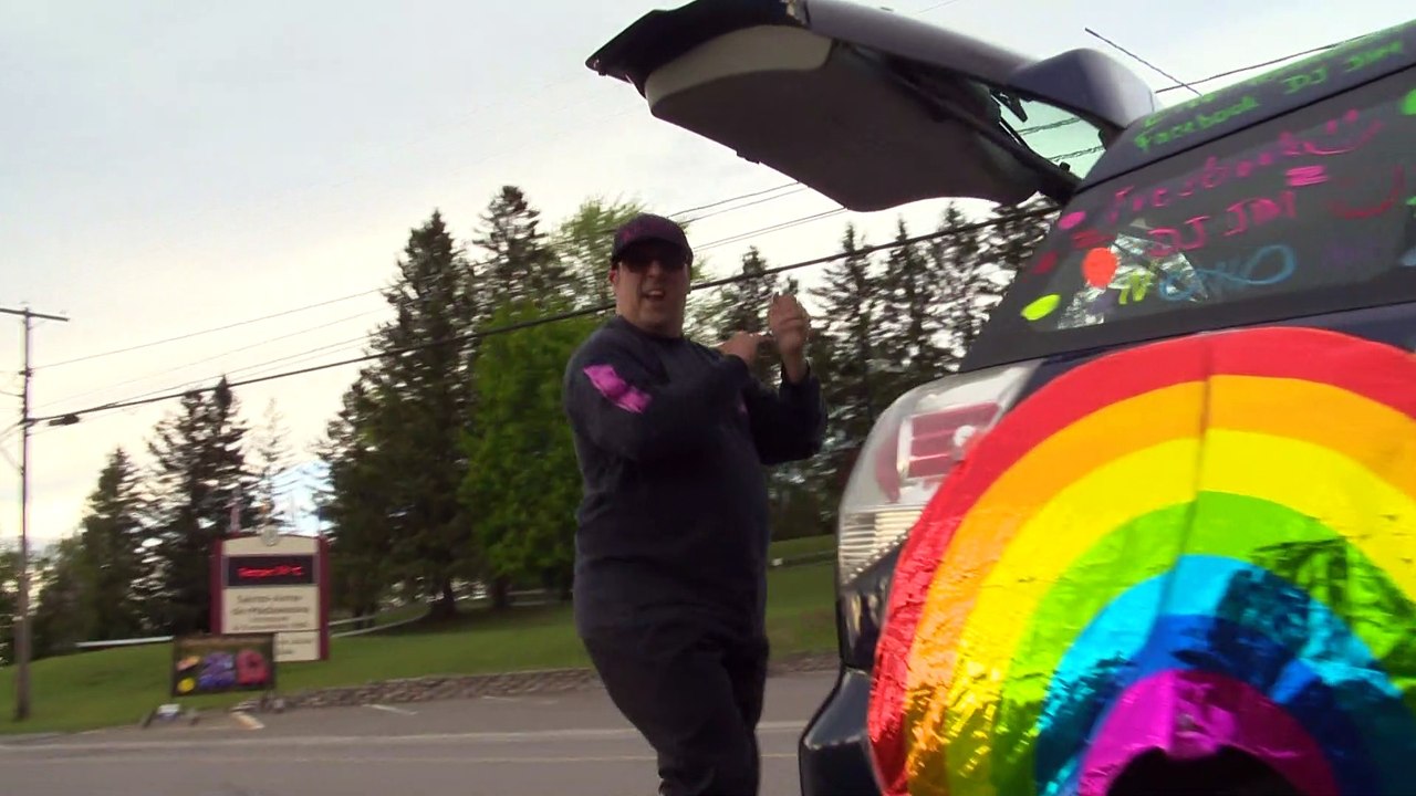 Un DJ divertit les citoyens de Saint-Anne-de-Madawaska