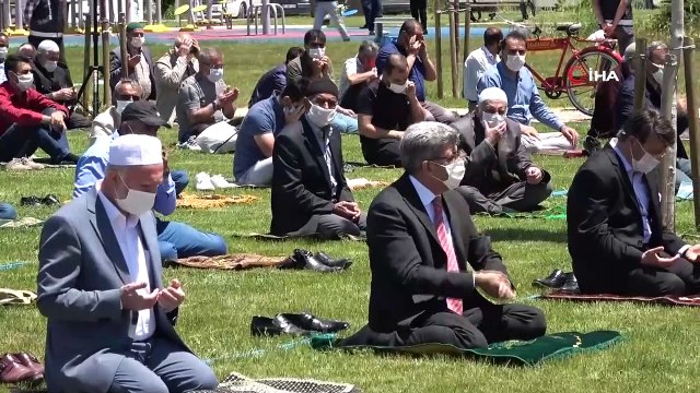 Van Gölü kıyısında sosyal mesafeli ikinci Cuma namazı