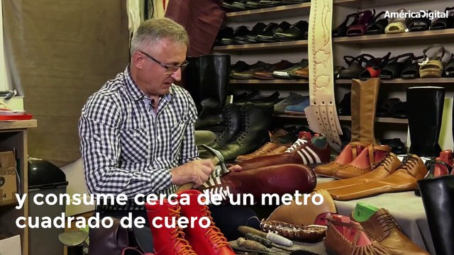 Hombre en Transilvania diseña zapatos talla 75 especiales para conservar el distanciamiento social