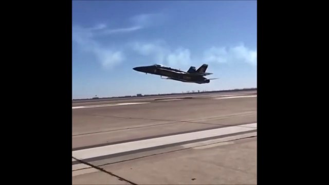 Cette avion de chasse vole en rase motte à quelques mètres du sol