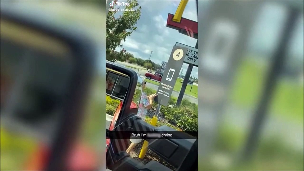 Cette mamie confond un panneau avec un écran tactile