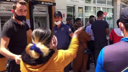 Banka sırasını kaybettiler, sosyal mesafeyi unuttular
