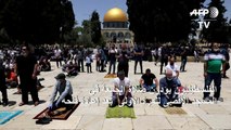 الفلسطينيون يؤدون صلاة الجمعة في المسجد الأقصى بعد إعادة فتحه