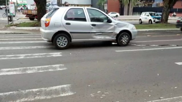 Mulher fica ferida em colisão entre carros na Avenida Brasil